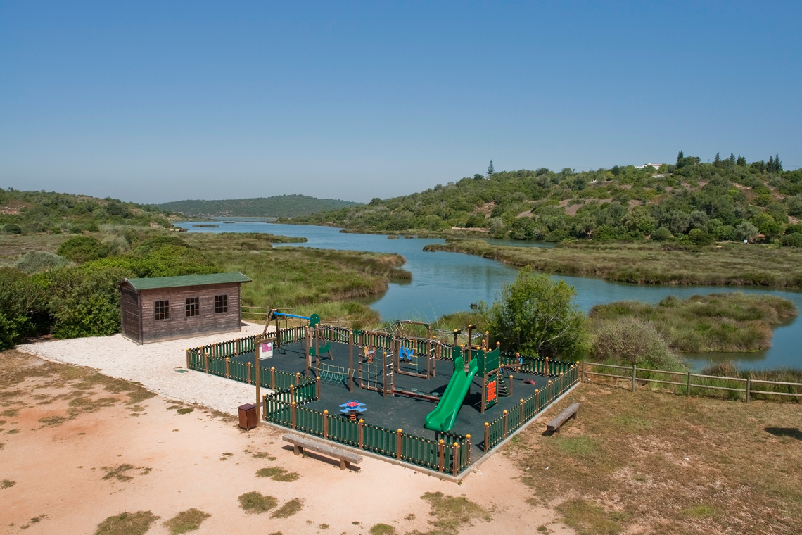 Sítio das Fontes / Sítio das Fontes (Estômbar Springs)